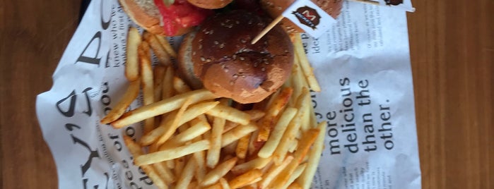 Mickey's Burger is one of สถานที่ที่ Gülin ถูกใจ.