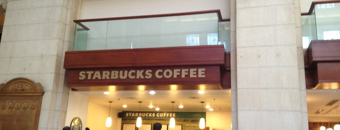 Starbucks is one of Orte, die Andrew gefallen.