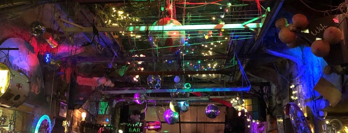Szimpla Kert is one of Bethさんのお気に入りスポット.
