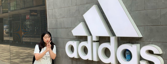 adidas is one of Lieux qui ont plu à Andrea.