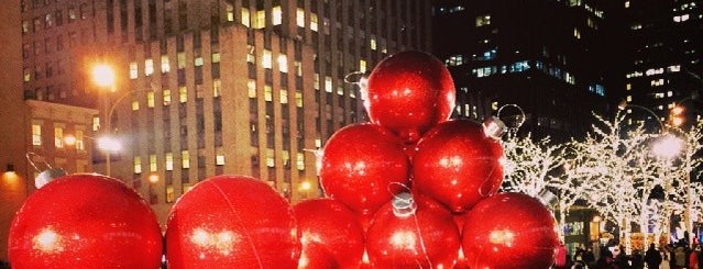 Holiday Red Balls is one of Sightseeing.