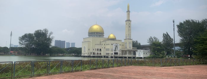 Masjid As-Salam (مسجد السلام) is one of Best.