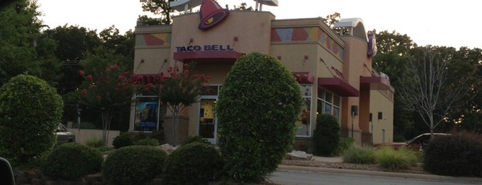 Taco Bell is one of สถานที่ที่บันทึกไว้ของ Yasemin.