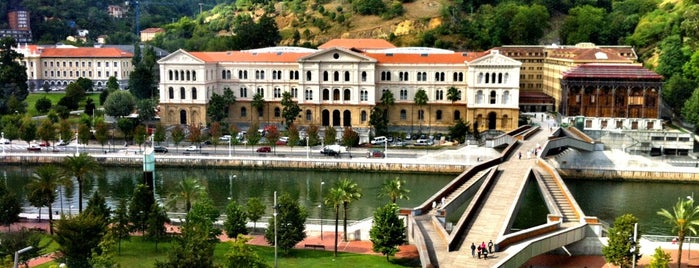 Universidad de Deusto is one of Tempat yang Disukai María.