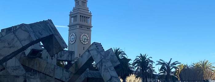Vaillancourt Fountain is one of San Francisco Tourists' Hits.
