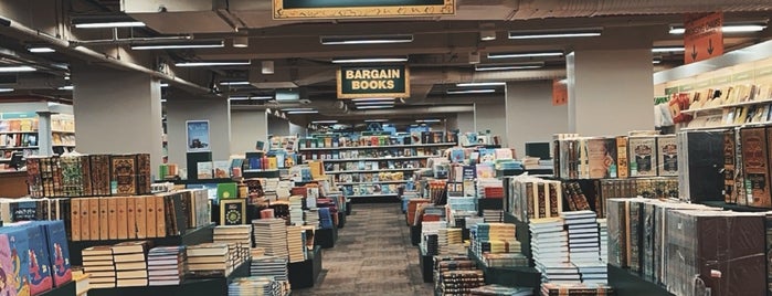 Jarir Bookstore is one of اسواق.