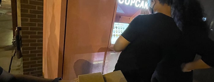 Sprinkles Cupcakes Vending Machine is one of Chicago Food.