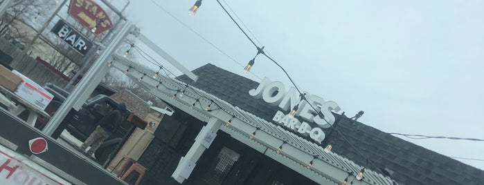 Jones Bar-B-Q is one of สถานที่ที่ Bri ถูกใจ.
