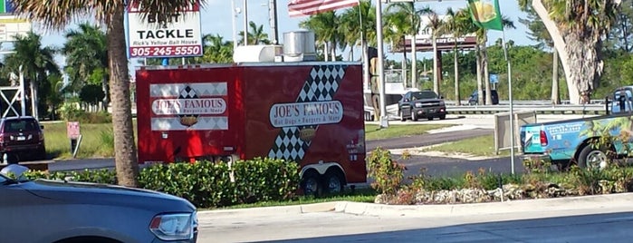 Joe's Famous Hot Dogs• Burgers & More is one of Locais curtidos por Robin.