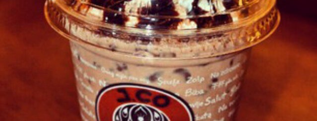 J.Co Donuts & Coffee is one of สถานที่ที่ Devi ถูกใจ.