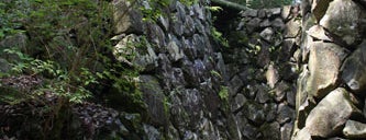 高鉢山の風穴 is one of 紅梅と水仙、清流…そしてさぬきうどん発祥のまち、綾川町.