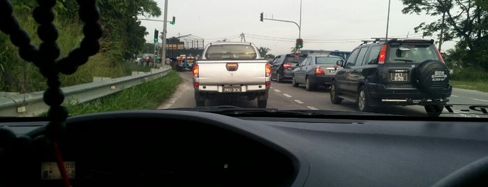 Traffic Light Kota Permai is one of สถานที่ที่ ꌅꁲꉣꂑꌚꁴꁲ꒒ ถูกใจ.
