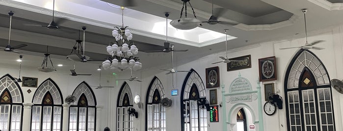 Masjid-al-Sultan Muhammed Shamsuddeen is one of Mosques in Malé.