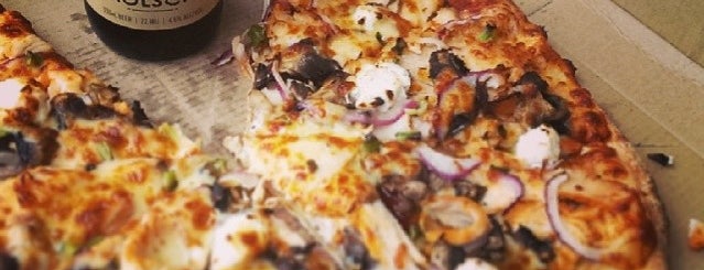 Crust Gourmet Pizza Bar is one of Posti che sono piaciuti a Darren.