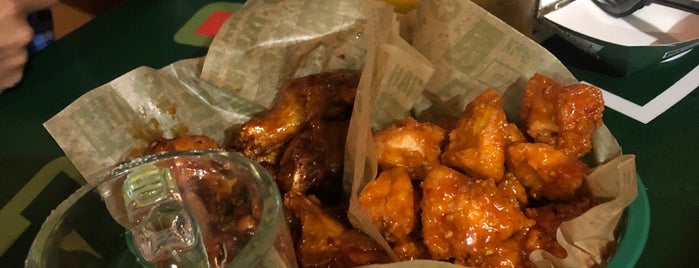 Wing Stop is one of Cassさんのお気に入りスポット.