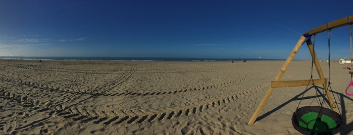 zon en zand beachclub is one of Orte, die Manon gefallen.
