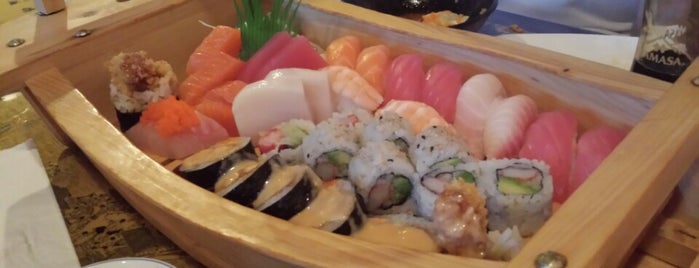 Fuji Sushi is one of Lieux qui ont plu à Fenrari.
