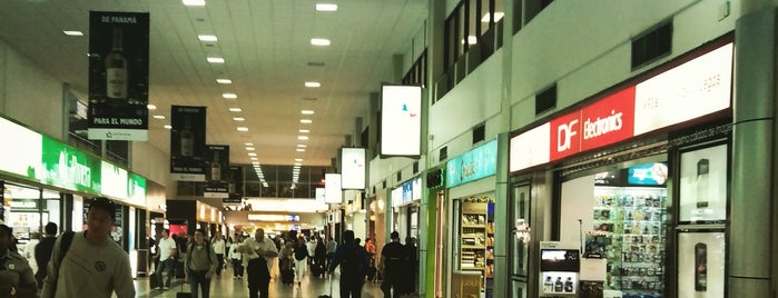 Aeropuerto Internacional de Tocumen (PTY) is one of สถานที่ที่ David ถูกใจ.