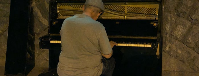 Пианино на Андреевском спуске is one of Киев.