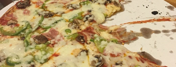 Bella's Pizza/ Subs is one of Locais curtidos por Nash.