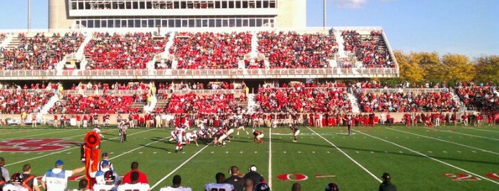 Kenneth P. LaValle Stadium is one of Lugares favoritos de Lynn.
