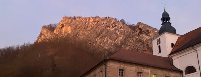 Kostel Narození sv. Jana Křtitele is one of Doly, lomy, jeskyně (CZ).