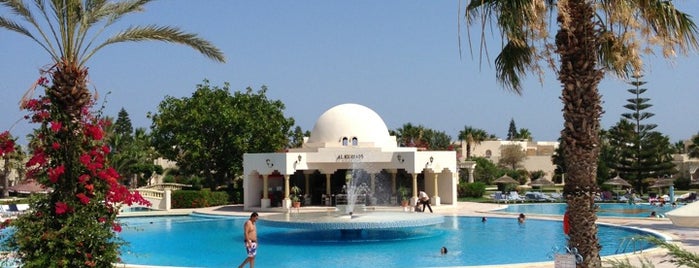 Le Royal Hotel Hammamet is one of Posti che sono piaciuti a Mustafa.