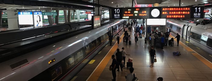 Platform 10/11 is one of Locais curtidos por Bibishi.
