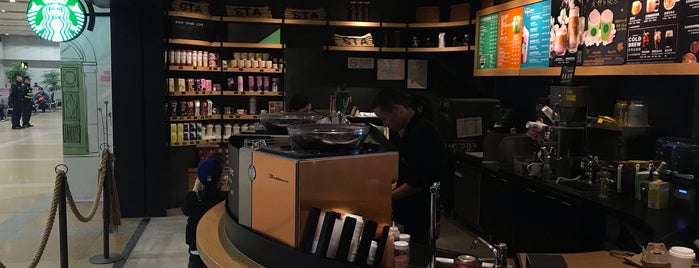 Starbucks is one of Tempat yang Disukai Tugce.