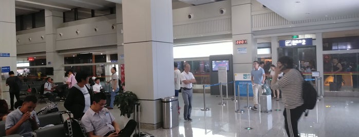 Yichun Mingyueshan Airport (YIC) is one of Locais curtidos por leon师傅.
