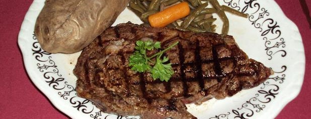 Cattleman's Steak House is one of Tempat yang Disukai Maggie C.