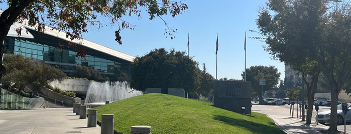 Fresno City Hall is one of Art Galleries.