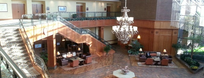 Hilton DFW Lakes Executive Conference Center is one of Lugares favoritos de Tracy.