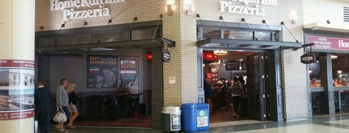Home Run Inn Pizza is one of Tempat yang Disukai Tia.