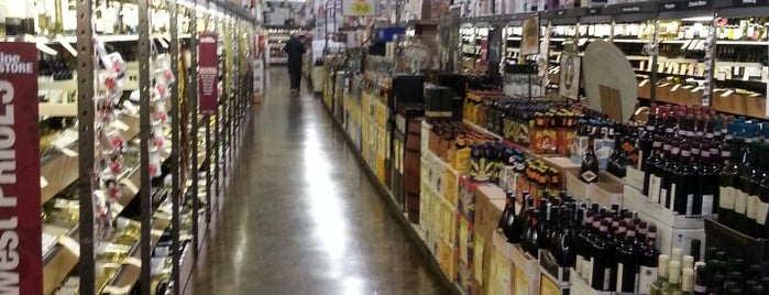 Total Wine & More is one of Locais curtidos por Bill.