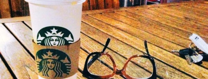 Starbucks is one of Locais curtidos por Alejandro.