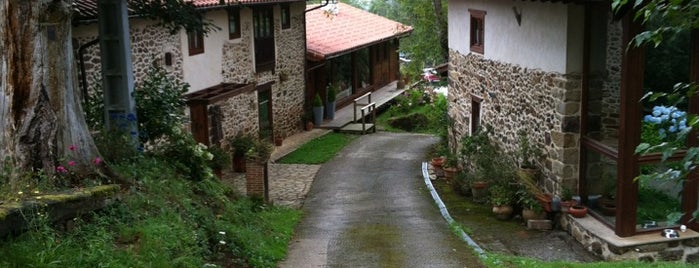Los Llaureles is one of Paradores Posadas Hostales Balnearios Casa Rurales.