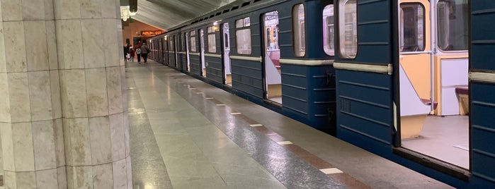 Метро «Метробудівників» is one of Харьков, станции метро.