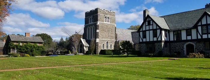 St. Luke's Episcopal Church is one of Tempat yang Disukai Bill.