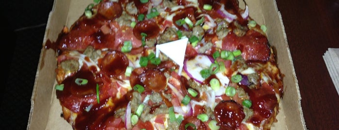 Round Table Pizza is one of Lugares favoritos de Patrick.