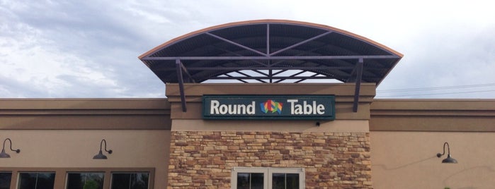 Round Table Pizza is one of สถานที่ที่ Jenn ถูกใจ.