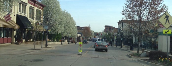 Downtown Downers Grove is one of Locais curtidos por John.