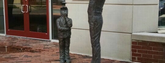 "The Pharmacist" Statue is one of Lieux sauvegardés par Allie.