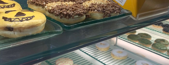 J.CO Donuts & Coffee is one of Locais curtidos por Anne.