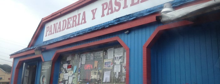 Christians Bakery is one of Locais curtidos por Tony.