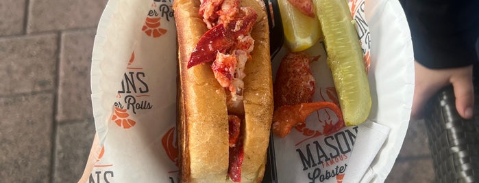 Mason's Famous Lobster Rolls is one of Stephanie's Saved Places.