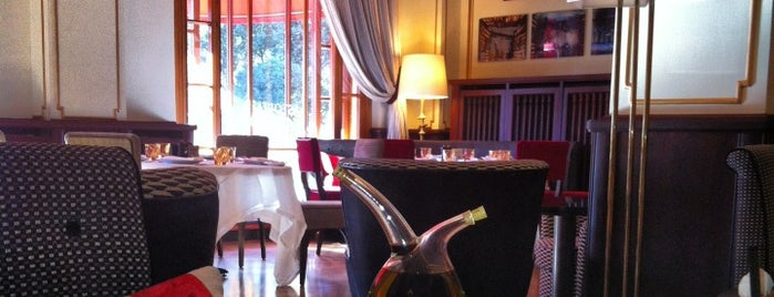 Astoria Cafe is one of Lugares favoritos de Ersin.