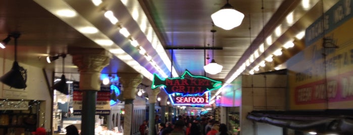 Pike Place Market is one of สถานที่ที่ Dave ถูกใจ.