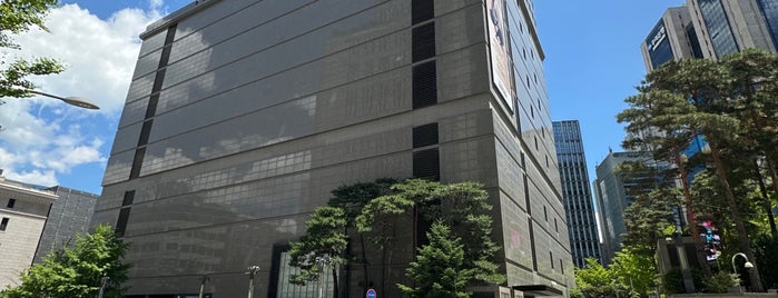 Shinsegae department store main buliding is one of سيول.