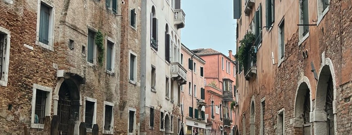 Gondola De Venezia 322 is one of Venezia Day 1.